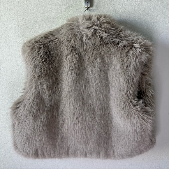 ALO YOGA Opulent Faux Fur Cropped Vest in Oat Beige SZ L - Picture 11 of 11